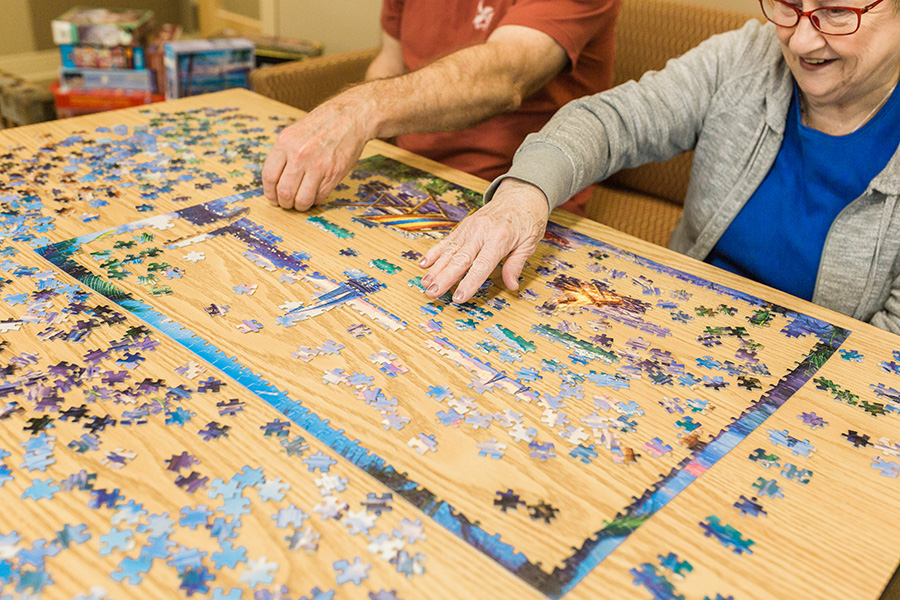 Engage Wellness members working on a puzzle together.