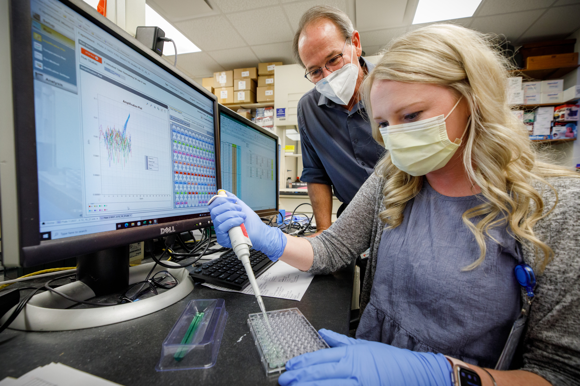 Dr. Geoff Thiele works with an EMET trainee in a lab at the UNMC Division of Rheumatology.