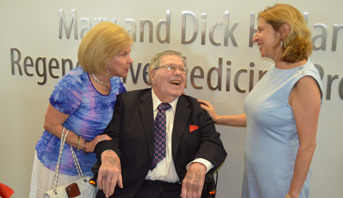 Beverly Maurer, left, and Nora Sarvetnick, Ph.D.,
congratulate Dick Holland following the ribbon-cutting
ceremony of the regenerative medicine program.