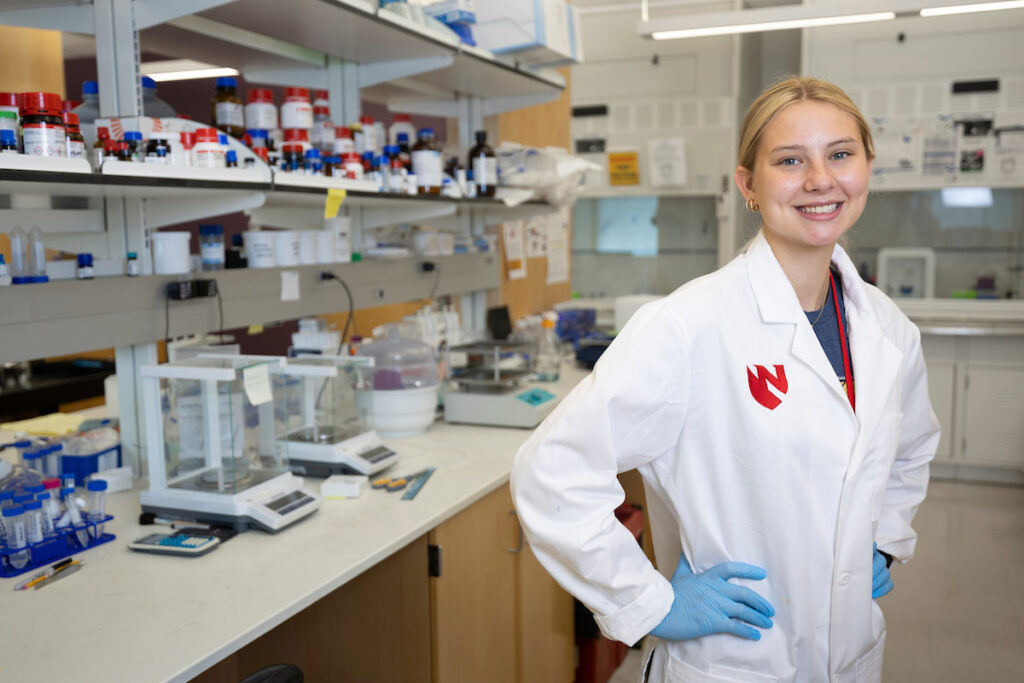 University of Nebraska at Omaha student Mollie Nielsen works as an intern in a lab at the University of Nebraska Medical Center. Photo: Ryan Soderlin, UNO Office of Strategic Marketing and Communications.