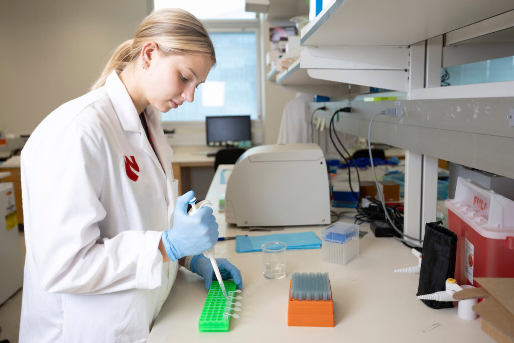 University of Nebraska at Omaha student Mollie Nielsen works as an intern in a lab at the University of Nebraska Medical Center. Photo: Ryan Soderlin, UNO Office of Strategic Marketing and Communications.