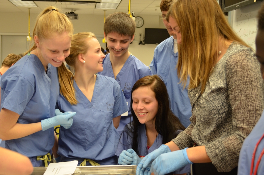 High school students work in a lab.