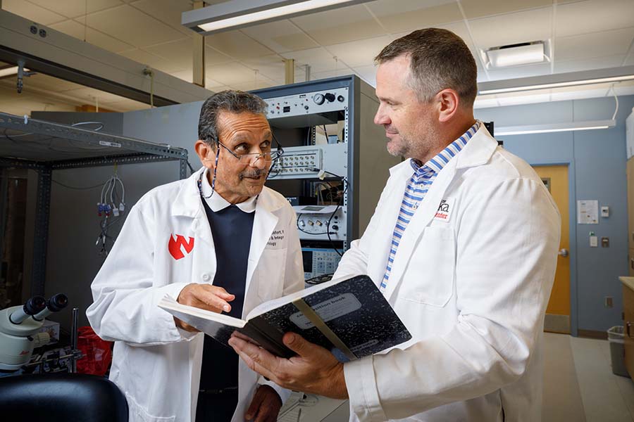 UNMC physiology faculty members collaborate in a lab.