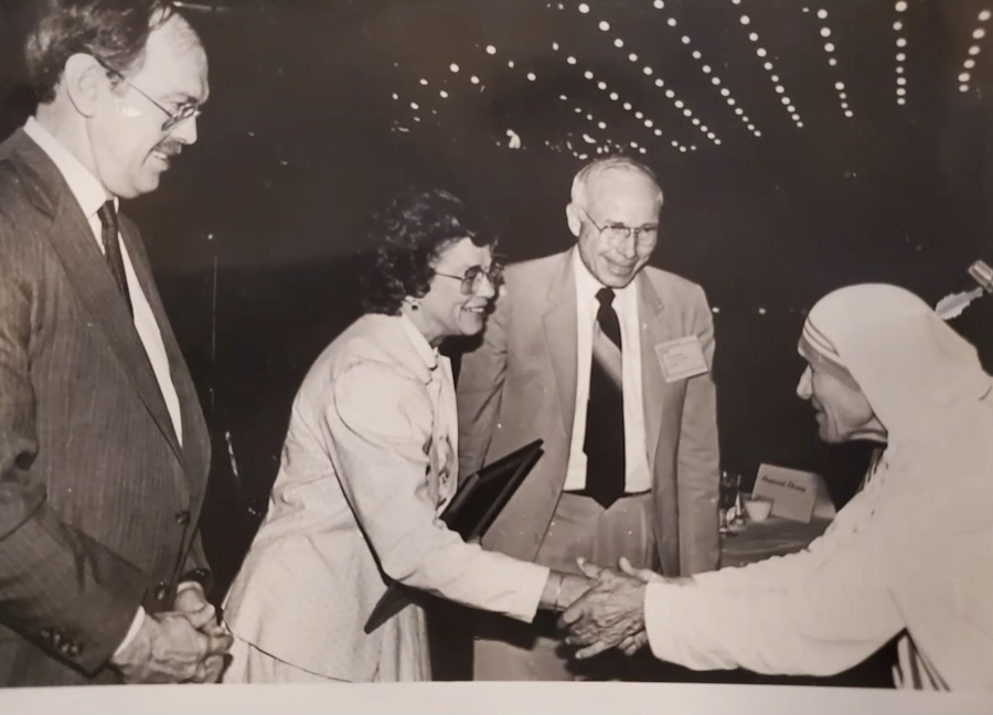 Drs, Warren and Gretchen Berggren shaking hands with Mother Theresa.
